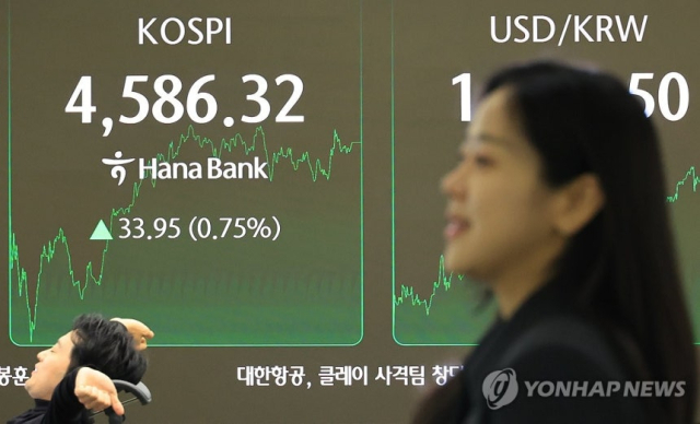 9일 서울 중구 하나은행 본점에서 직원이 코스피 지수를 보며 환한 웃음을 짓고 있다. 연합뉴스