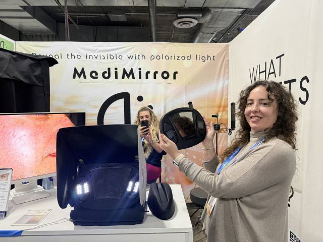 8일(현지시간) 세계 최대 가전·정보기술(IT) 박람회 CES2026가 열린 베네시안엑스포 전시관에서 미국 기업 메디미러가 편극광으로 주름을 개선할 수 있는 기기를 소개하고 있다. 라스베이거스=구경우 기자