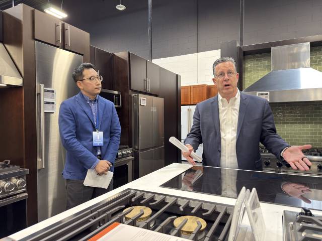 8일(현지시간) 미국 라스베이거스 중심가에서 차로 10여분 거리의 도시 남서부 쇼핑 지구인 아로요에 있는 종합 가전 판매 매장 ‘베스트바이’에서 마이클 맥더못(Michael P.McDermott) 삼성전자 미국법인 CE부문 부사장이 삼성의 프리미엄 가전에 대한 설명을 하고 있다. 구경우 기자