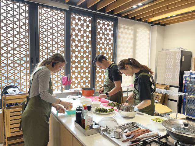 9일 한국사찰음식문화체험관에서 외국인 참가자들이 사찰 음식 조리 실습에 참여하고 있다. 신서희 기자