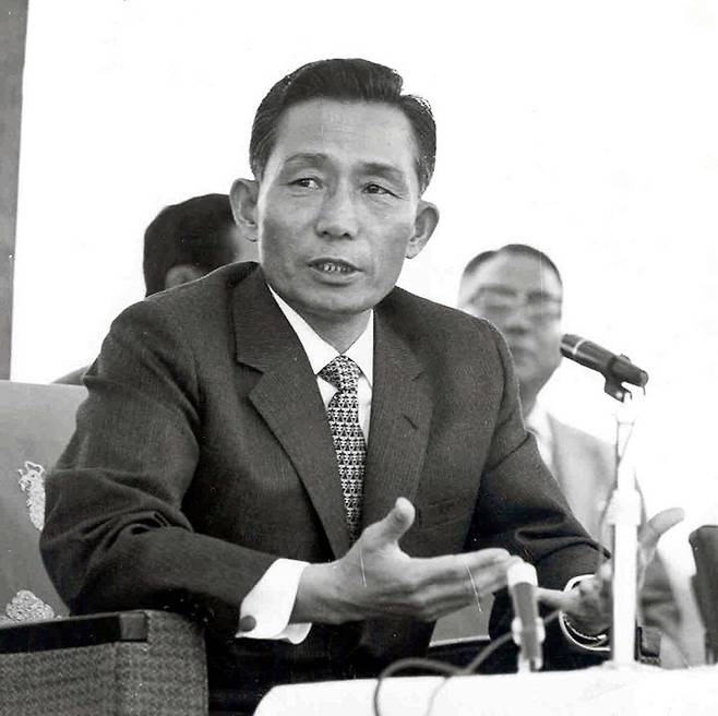 1966년 취임 세 돌을 맞은 박정희 제6대 대통령이 기자 간담화를 진행하고 있다. 동아DB