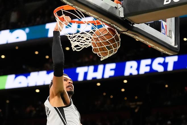 샌안토니오 빅토르 웸반야마가 11일(한국시간) TD 가든에서 열린 보스턴과 원정경기 도중 원 핸디 덩크슛을 림에 꽂고 있다. 보스턴｜AP뉴시스