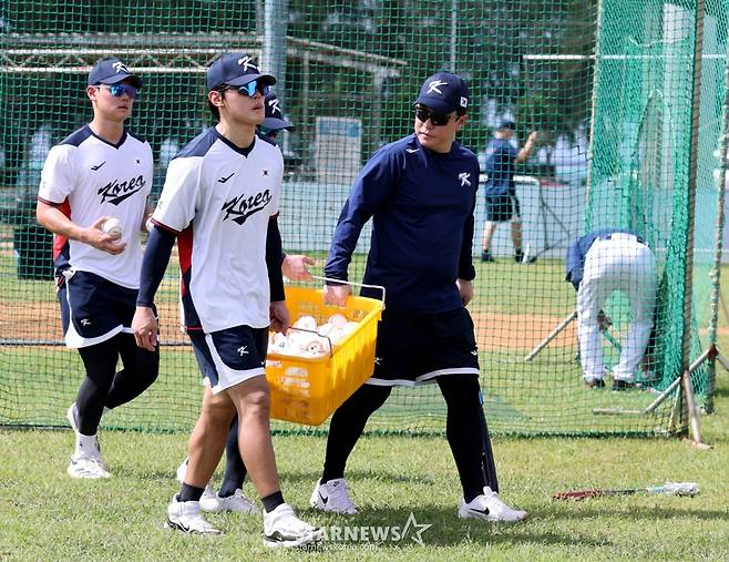[영상] '김도영도 예외없지만, 프로감독출신 코치님은 빼줘야지!' 신민재