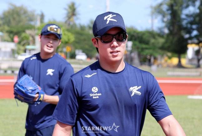 원태인(오른쪽)이 11일 야구 대표팀 사이판 1차 캠프에서 질문하는 문동주를 뒤로 하고 발길을 옮기고 있다. /사진=강영조 선임기자