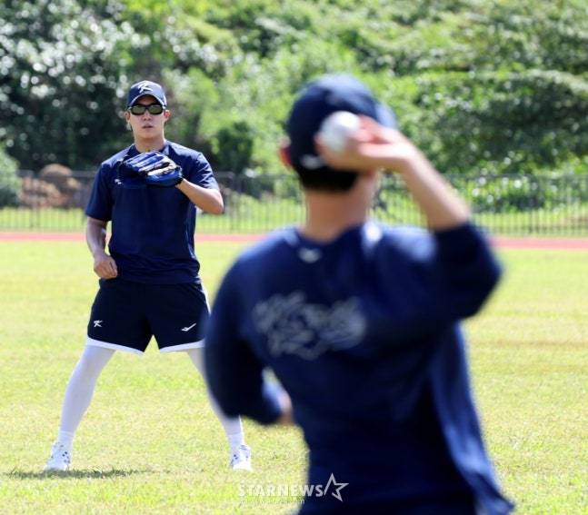 공을 뿌리는 문동주(오른쪽)와 반대편에서 받을 준비를 하고 있는 원태인. /사진=강영조 선임기자