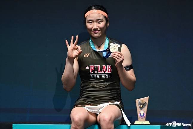 Se-young Ahn is posing at the awards ceremony after winning the women's singles at the Badminton World Federation (BWF) World Tour Super 1000 Malaysia Open held in Kuala Lumpur, Malaysia on the 11th (Korean time). /AFPBBNews=News1