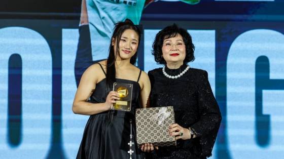Seyoung Ahn (left) is posing after receiving an award at the HSBC BWF World Tour Finals 2025 Gala Dinner held in Hangzhou, China. /Photo = Badminton World Federation (BWF) official social networking service (SNS)