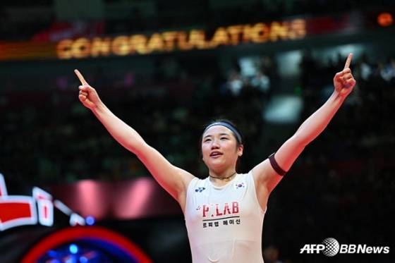Seyoung Ahn is celebrating after winning the BWF World Tour Finals 2025 women's singles. /AFPBBNews=News1