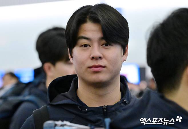 한국 야구 대표팀이 2026 WBC(월드베이스볼클래식) 대비 1차 캠프를 위해 9일 오전 인천국제공항을 통해 사이판으로 출국했다.  출국장으로 향하는 노시환. 엑스포츠뉴스 DB