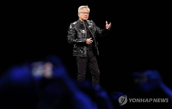 AI 관련 발언하는 젠슨 황 엔비디아 CEO 젠슨 황 엔비디아 CEO가 지난 5일(현지시간) 미국 네바다주 라스베이거스 퐁텐블로 호텔에서 열린 엔비디아 CES 2026 라이브에서 기조연설을 하고 있다. [연합뉴스 자료사진]