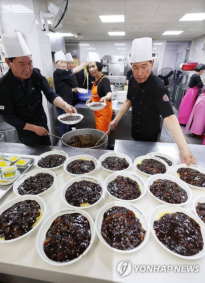 짜장면 나가요 (부산=연합뉴스) 강선배 기자 = 2025년 6월 17일 부산 부산진구 다사랑복합문화예술회관 4층 경로식당에서 열린 '사랑의 짜장면 데이' 행사에서 부산진구중식봉사협회 회원들이 관내 어르신들에게 짜장면 900여 그릇을 대접하고 있다. [연합뉴스 자료사진]