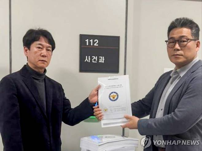 압수수색 영장 신청하는 백해룡 경정 (서울=연합뉴스) 백해룡 경정이 9일 서울 송파구 동부지검 사건과에 '관세청 산하 인천공항본부세관, 김해세관, 서울본부세관과 대검찰청, 서울중앙지검, 인천지검' 등 6곳에 대한 압수수색 영장을 신청하고 있다. 2025.12.9 [백해룡 경정 제공. 재판매 및 DB 금지] photo@yna.co.kr