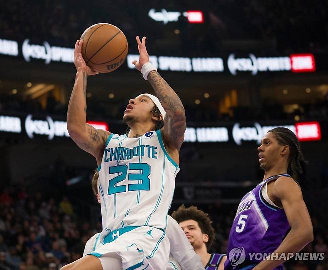 레이업 시도하는 샬럿의 트레이 맨(23번) [AP=연합뉴스]