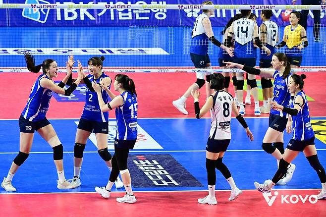 환호하는 IBK기업은행 선수단 [한국배구연맹 제공. 재배포 및 DB 금지]