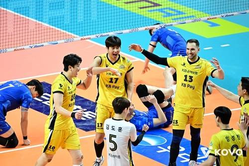기뻐하는 KB손해보험 선수들 [한국배구연맹 제공. 재배포 및 DB 금지]