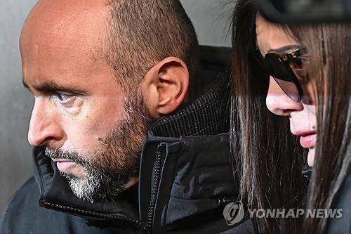 검찰 출석하는 스위스 화재 참사 주점 소유주인 자크·제시카 모레티 부부 [EPA 연합뉴스. 재판매 및 DB 금지]