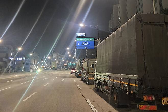 ▲ 지난해 11월 27일 의정부시 금오동 아파트단지앞 대로변에 영업용화물차와 덤프트럭 등이 야간 불법주차돼 있는 모습.