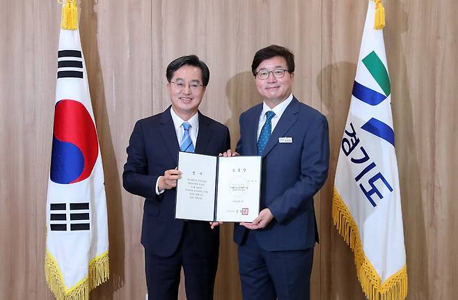 2022년 8월 17일 김동연 경기지사가 염태영 당시 경제부지사에게 임용장을 수여하고 기념촬영을 하고 있다. <경기도 제공>