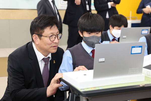 도성훈 인천시교육감 지난 2024년 광성중을 찾아 학생 노트북 보급 현황을 살펴보고 있다. <사진=인천시교육청 제공>