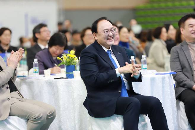 조 부위원장이 축사를 들으며 활짝 웃고 있다.