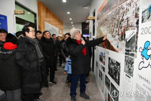 ◇‘강원의 역사전 - 화천의 어제와 오늘’이 지난 10일 청소년수련관에서 개막된 가운데 최문순 군수가 역사적인 사진과 신문기사에 대해 설명하고 있다. 역사전은 오는 2월1일까지 이어진다.