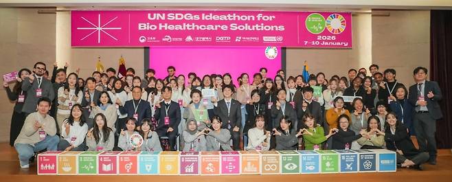 ‘UN SDGs Ideathon for Bio Healthcare Solutions’에 참가한 18개국 학생들과 관계자들이 기념사진을 촬영하고 있다./대구보건대 제공
