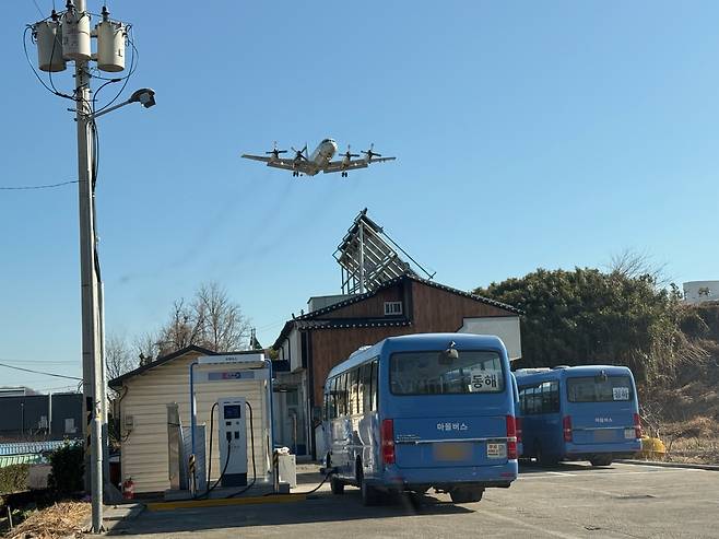지난 9일 포항시 남구 동해면 도구2리 마을회관 상공을 해군 항공기가 비행하고 있다.