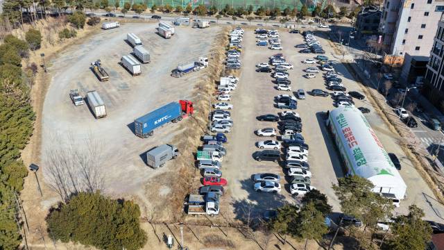 양산시가 LH로부터 학교 부지를 매입해 공영주차장으로 조성을 추진 중인 백호마을 임시주차장 전경. 양산시 제공