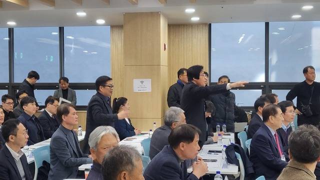 지난해 3월19일 대구콘텐츠비즈니스센터에서 열린 낙동강 통합물관리방안(상류) 지역의견 청취 간담회에서 환경단체 관계자와 대구시민이 말다툼을 하고 있다. 대구일보 DB