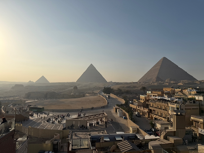20일(현지시간) 이집트 카이로 인근의 피라미드 전경. 정재훈기자 jjhoon@yeongnam.com