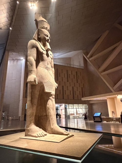 20일(현지시간) 대이집트박물관 입구의 람세스2세상 모습. 정재훈기자 jjhoon@yeongnam.com