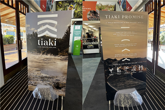 로토루아 아이사이트에서 만난 티아키 프라미스 입간판 / 사진=김소은