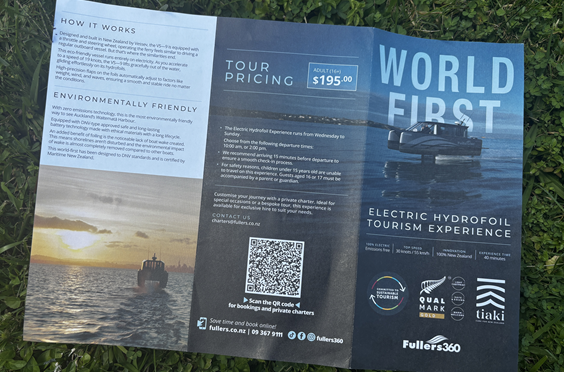 세가지 마크가 함께 있는 관광안내 브로셔 /사진=김소은