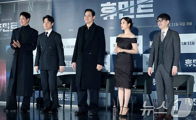 배우 조인성(왼쪽부터)과 박정민, 박해준, 신세경, 류승완 감독이 12일 서울 광진구 롯데시네마 건대입구에서 열린 영화 '휴민트‘ 제작보고회에서 인사를 하고 있다.
출처: 뉴스1