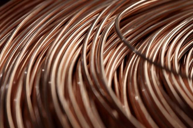 지난해 8월 14일(현지시간) 중국 장시성 간저우에 있는 웰라센트(Wellascent) 공장에서 구리 평선(copper flat wire) 생산 라인 위에 구리 봉(coil) 한 묶음이 놓여 있다. (사진=로이터)