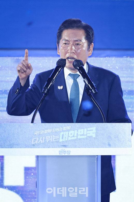 [이데일리 방인권 기자] 정청래 더불어민주당 신임 당대표가 지난해 8월2일 경기 고양시 킨텍스에서 열린 제2차 임시전국당원대회에서 당대표 수락 연설을 하고 있다.