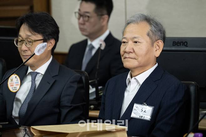 [사진공동취재단] 이상민 전 행정안전부 장관이 17일 서울 서초구 서울중앙지법에서 열린 내란 중요임무 종사 등 혐의 첫 공판기일에 출석해 피고인석에 앉아있다.
