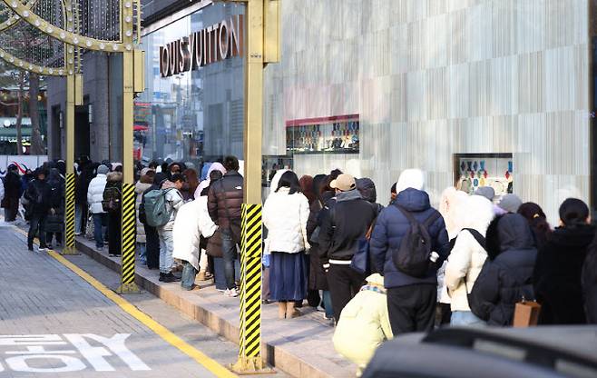 서울 시내 한 백화점에서 개점을 기다리는 시민들이 줄을 서 있다. (사진=뉴시스)