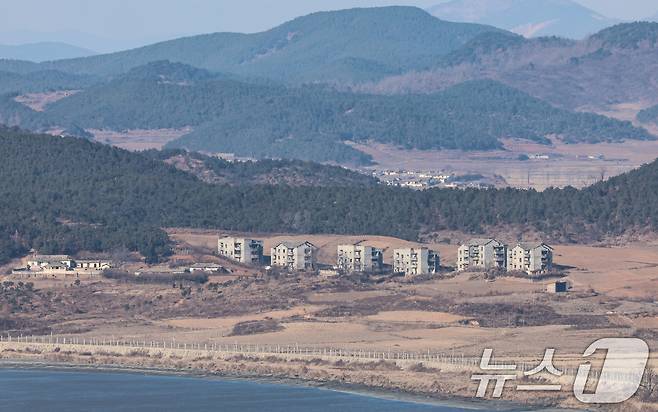 북한의 무인기 침투 주장과 관련해 김여정 북한 노동당 부부장은 11일 "무인기를 운용한 적이 없다＂는 한국 국방부의 입장 발표를 유의하겠다고 밝히면서도, 군이든 민간이든 한국 영토에서 출발한 이상 국가의 주권 침해라며 한국 정부의 책임을 정면으로 제기했다. 경기 파주시 오두산통일전망대에서 바라본 북한 개풍군 마을 일대. 2026.1.11/뉴스1 ⓒ News1 김도우 기자