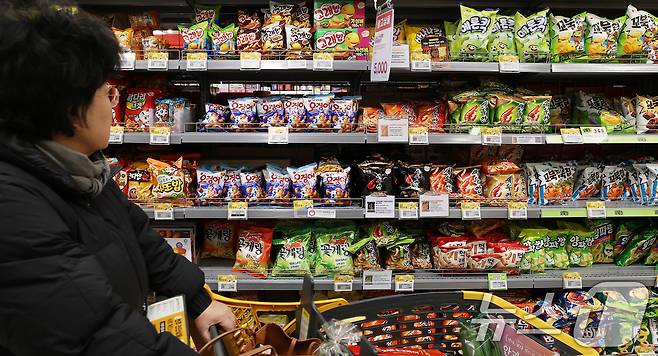 8일 서울시내의 한 대형마트에서 고객이 과자를 고르는 모습. 2026.1.8/뉴스1 ⓒ News1 오대일 기자
