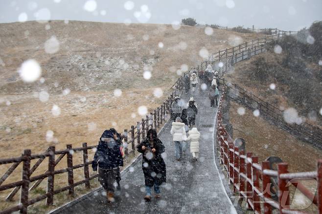 제주에 대설·강풍·풍랑특보가 내려진 11일 오후 서귀포시 성산일출봉에 눈보라가 치고 있다. 2026.1.11/뉴스1 ⓒ News1 오미란 기자
