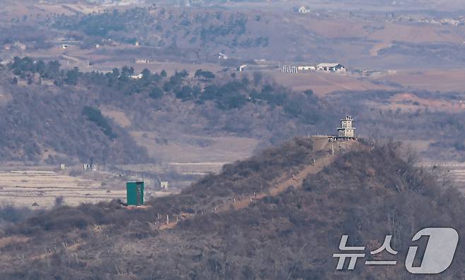 경기 파주시 오두산통일전망대에서 바라본 북한 측 초소 및 대남 확성기. 2026.1.11/뉴스1 ⓒ News1 김도우 기자