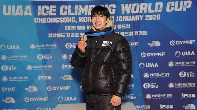 '2026청송 아이스클라이밍 월드컵' 남자리드 부문 동메달을획득한 노스페이스 애슬리트팀 이영건 선수. (노스페이스제공)