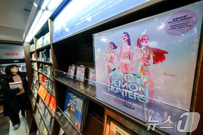 넷플릭스 애니메이션 케이팝 데몬 헌터스(케데헌)이 11일(현지시간) 미국 제83회 골든글로브 시상식에서 장편 애니메이션상과 주제가상을 동시에 받으며 2관왕을 차지했다. 사진은 12일 서울 종로구 교보문고 광화문점에 케이팝 데몬 헌터스 음반이 진열된 모습. 2026.1.12/뉴스1 ⓒ News1 이호윤 기자