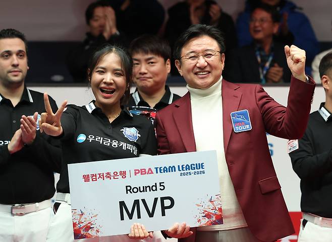 프로당구 PBA 팀리그 우리금융캐피탈 5라운드 우승을 이끈 스롱 피아비가 MVP 시상식에서 장상진 부총재와 기념촬영하고 있다. 사진 | 프로당구협회