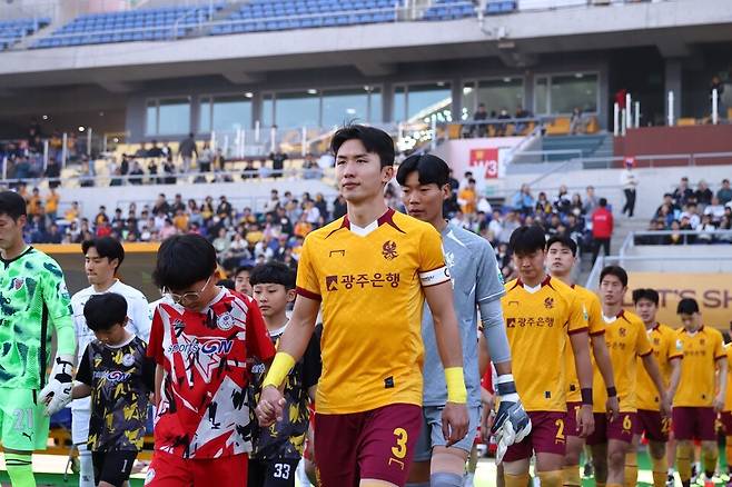 광주FC와 재계약을 체결한 이민기. /사진=광주FC