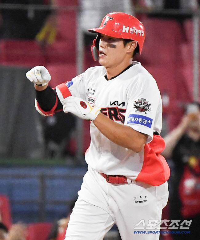 18일 광주 기아챔피언스필드에서 열린 한화-KIA전. 9회말 1사 오선우가 솔로포를 친 후 기뻐하고 있다. 광주=정재근 기자 cjg@sportschosun.com/2025.9.18/