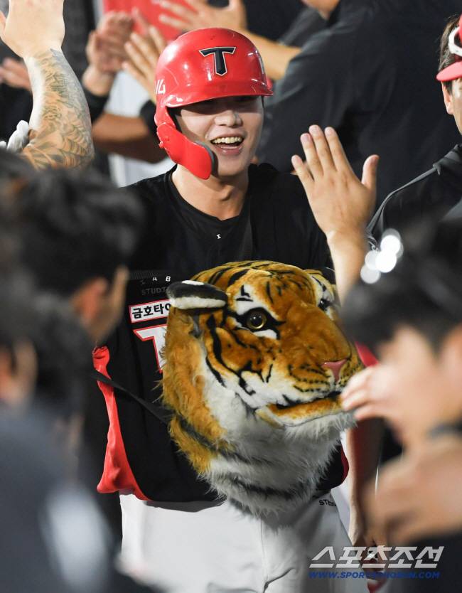 29일 수원KT위즈파크에서 열린 KBO리그 KT 위즈와 KIA 타이거즈의 경기. 6회초 2사 1,2루 KIA 오선우가 역전 스리런포를 날린 뒤 환호하고 있다. 수원=박재만 기자 pjm@sportschosun.com/2025.08.29/
