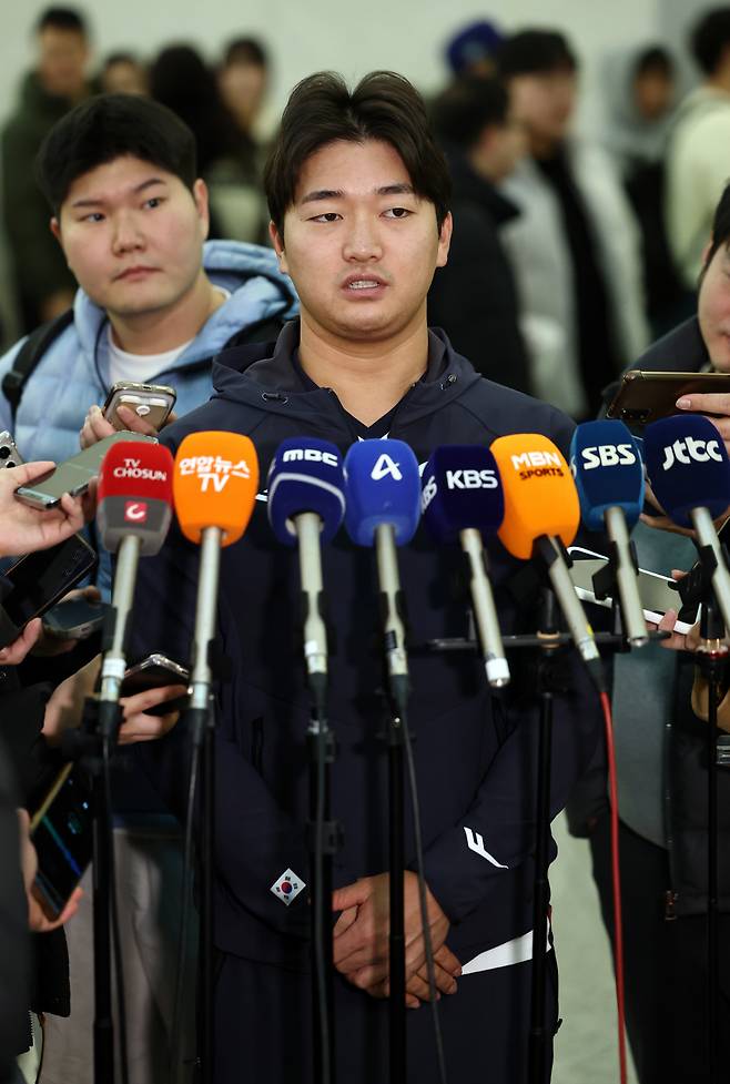 인터뷰하는 고우석

    (영종도=연합뉴스) 윤동진 기자 = 한국 야구대표팀 고우석이 9일 인천국제공항 1터미널에서 월드베이스볼클래식(WBC) 1차 캠프지인 사이판 출국에 앞서 취재진과 인터뷰를 하고 있다. 2026.1.9

    mon@yna.co.kr

(끝)





<저작권자(c) 연합뉴스, 무단 전재-재배포, AI 학습 및 활용 금지>