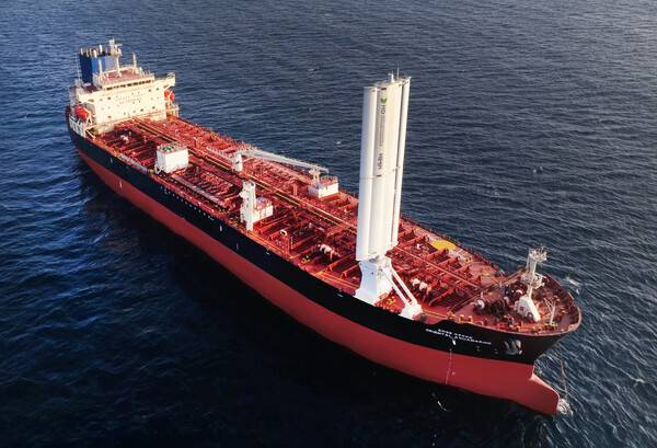 HD한국조선해양이 자체 개발한 '윙세일' 시제품의 해상 실증 모습 ⓒHD현대